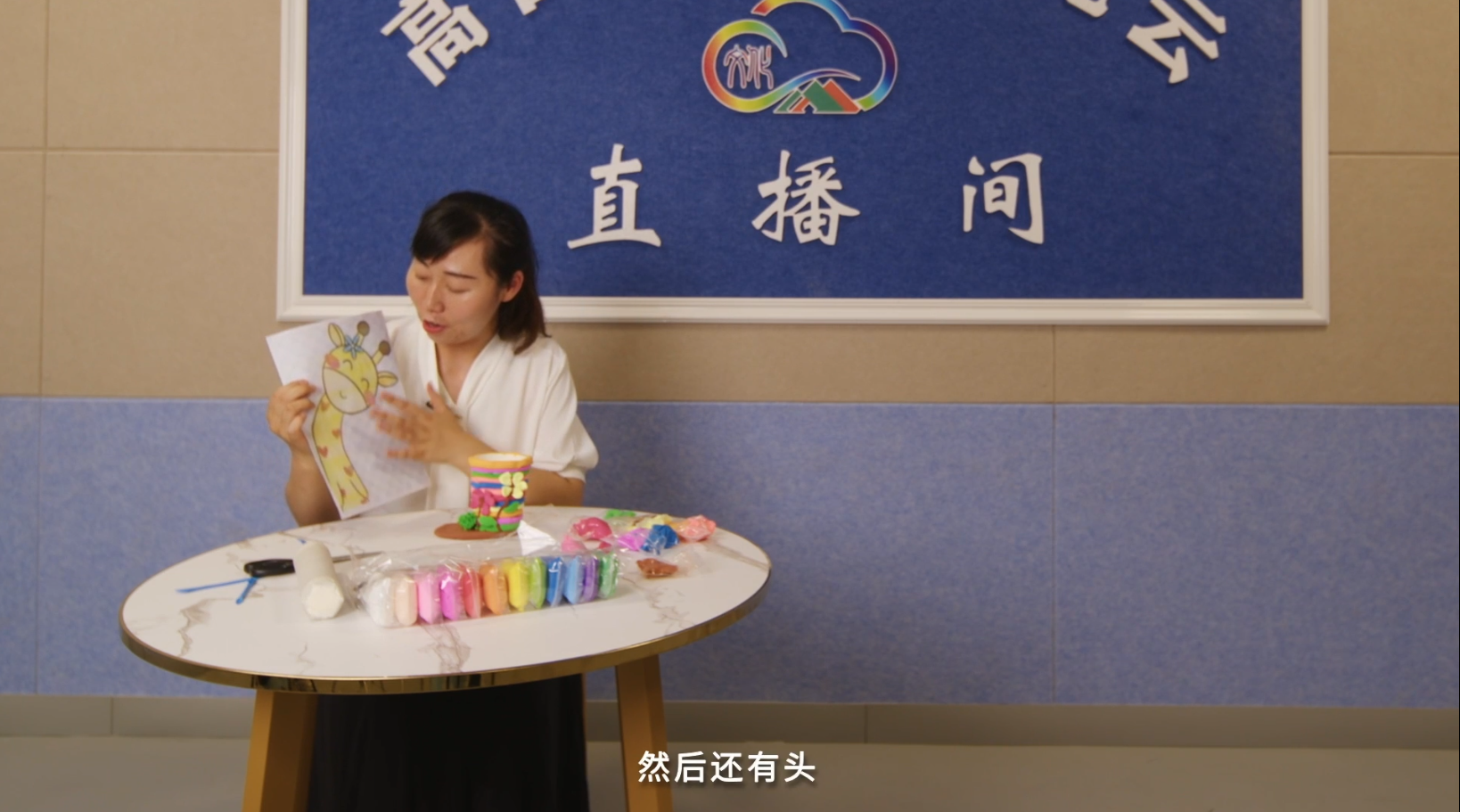 吴珊  手工泥笔筒